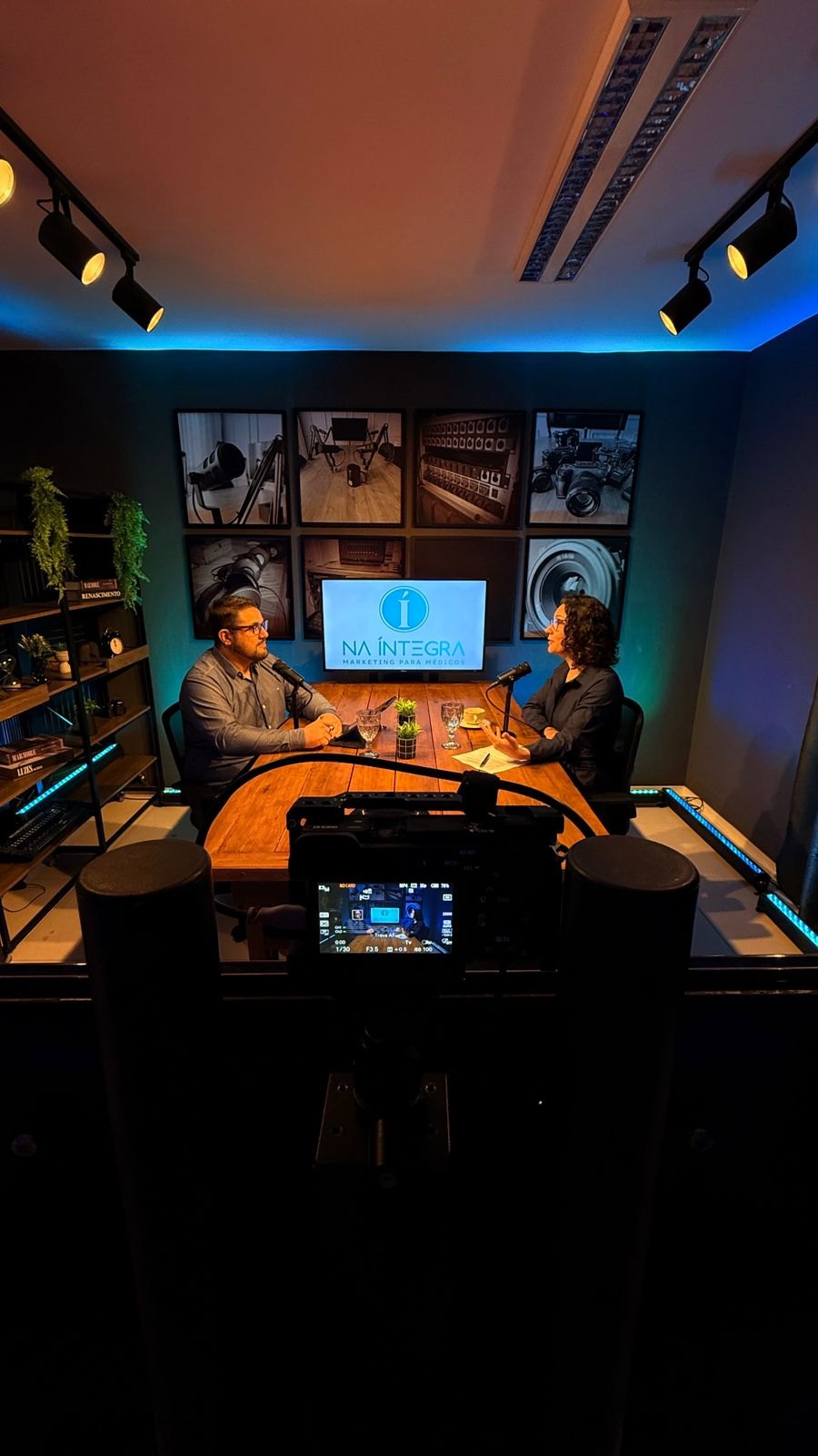 Estúdio do podcast Além do Jaleco, com Juliana e Luiz