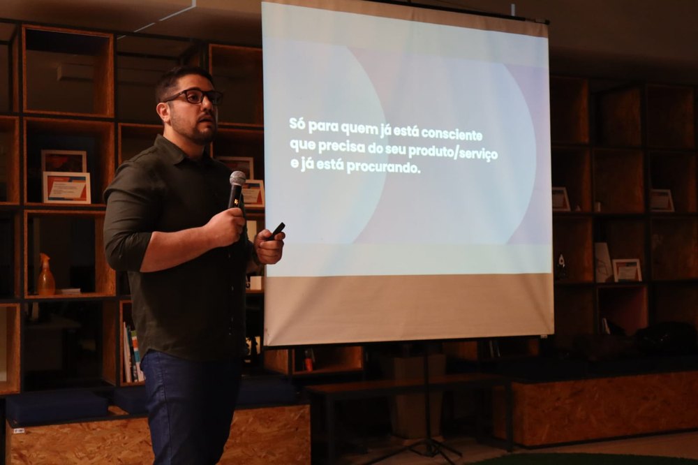 Luiz palestrando no SEBRAE sobre marketing e presença digital
